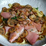 Un plat familial avec des tagliatelles, du jambon et des champignons dans une sauce onctueuse.